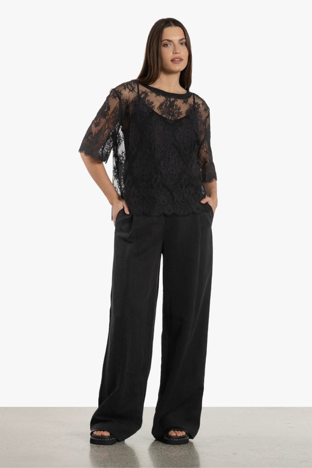Cilla Scallop Hem Lace Top in Black