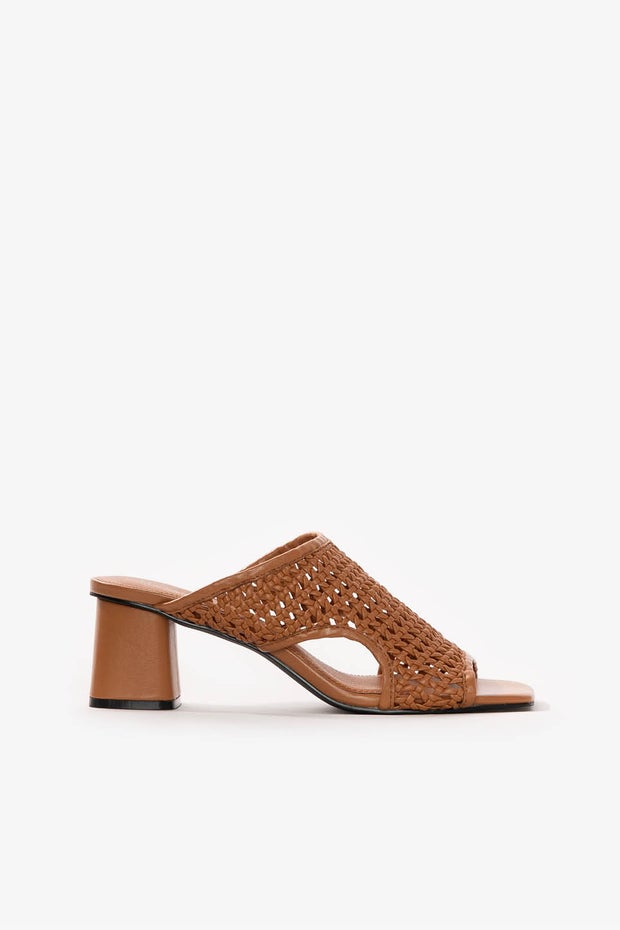 Della Heel in Neutral