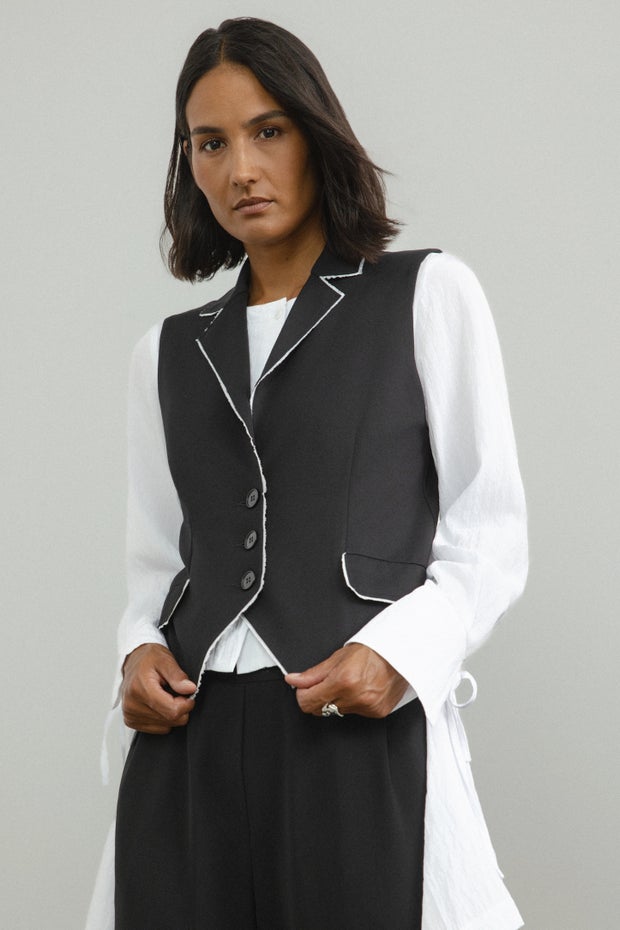 Des Contrast Trim Stretch Waistcoat in Black