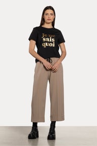 Je Ne Sais Quoi Tee in Black
