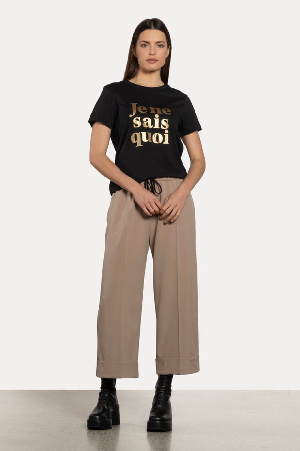 Je Ne Sais Quoi Tee in Black