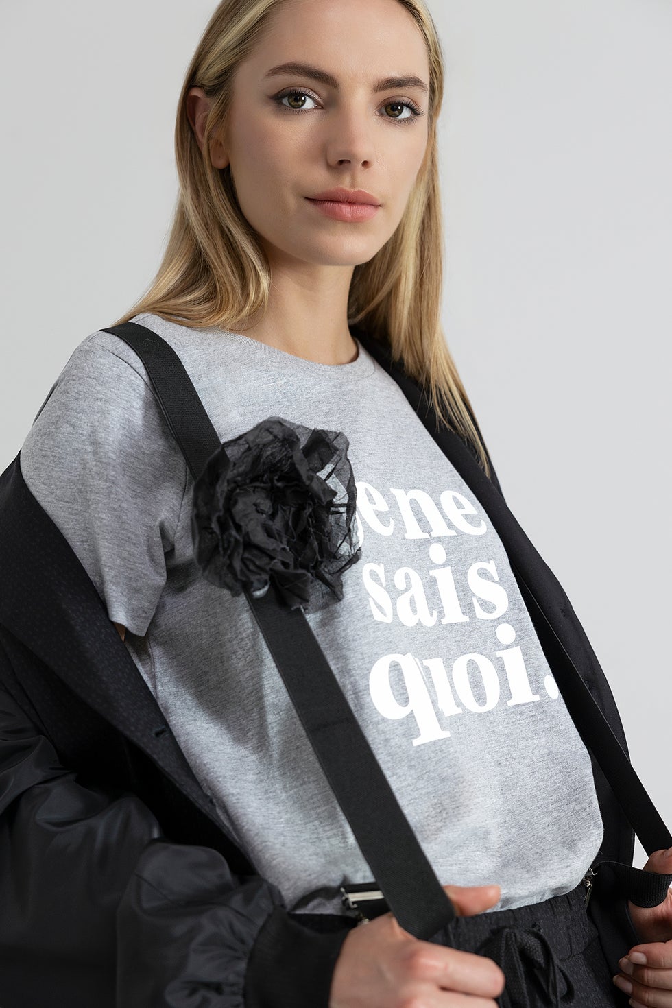 Je Ne Sais Quoi Tee in Grey