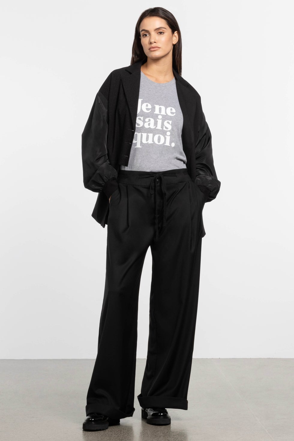 Je Ne Sais Quoi Tee in Grey