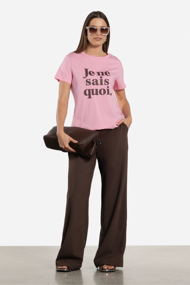 Je Ne Sais Quoi Tee in Pink