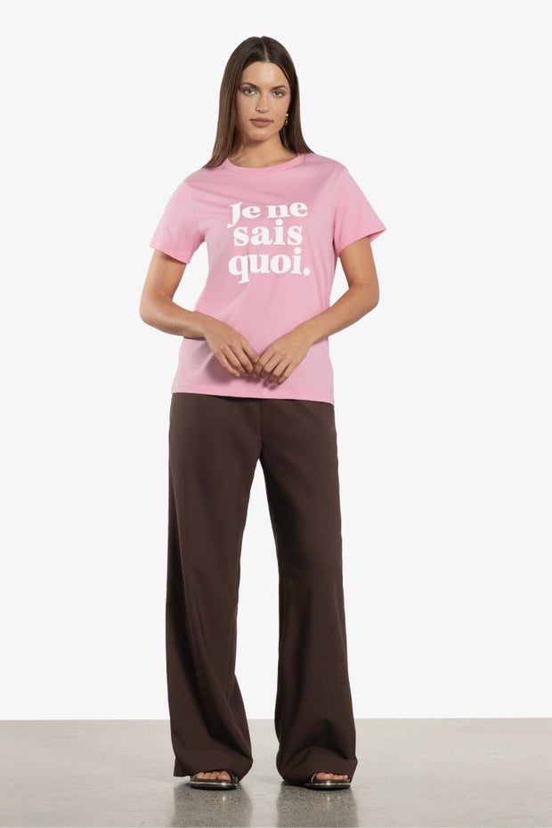 Je Ne Sais Quoi Tee in Pink
