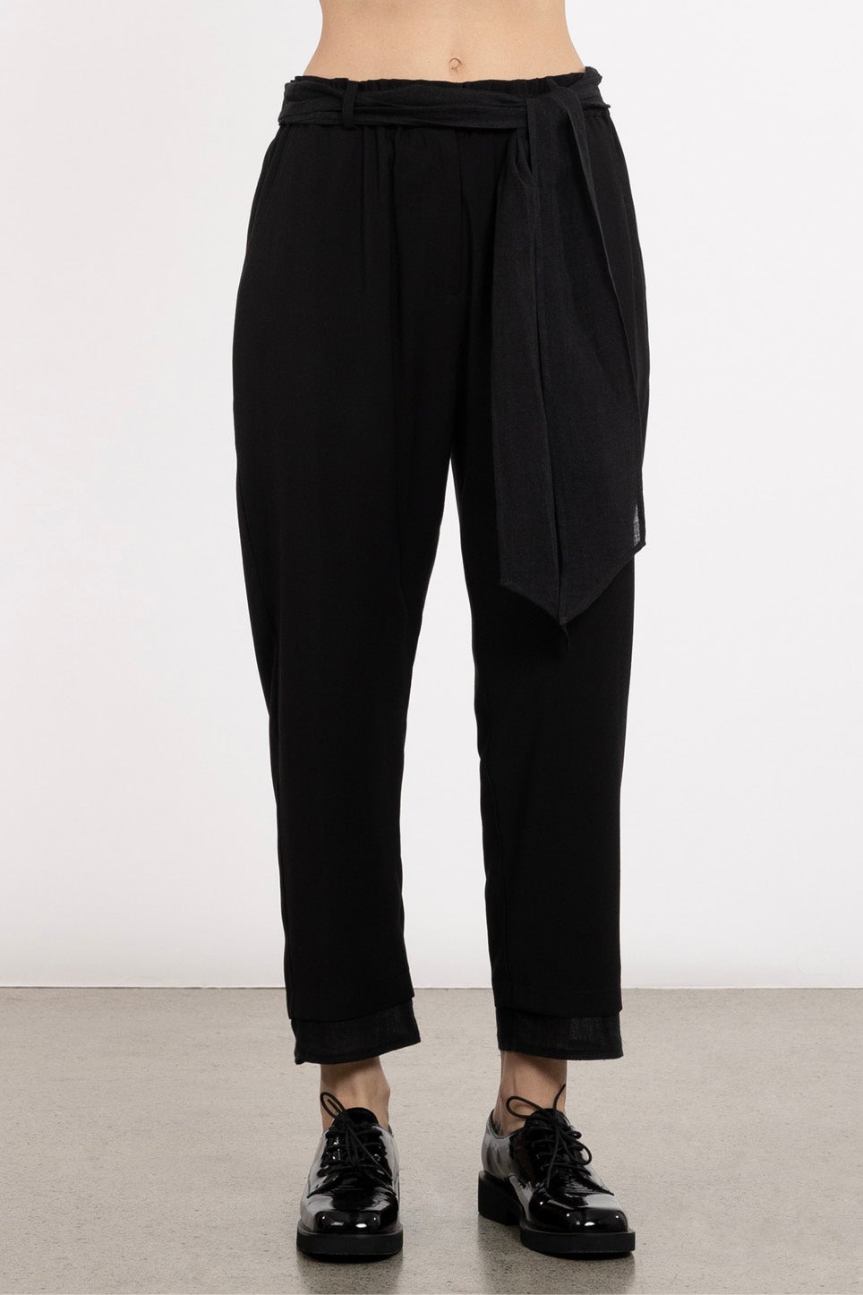 Lacie Tapered Cropped Pant in Black