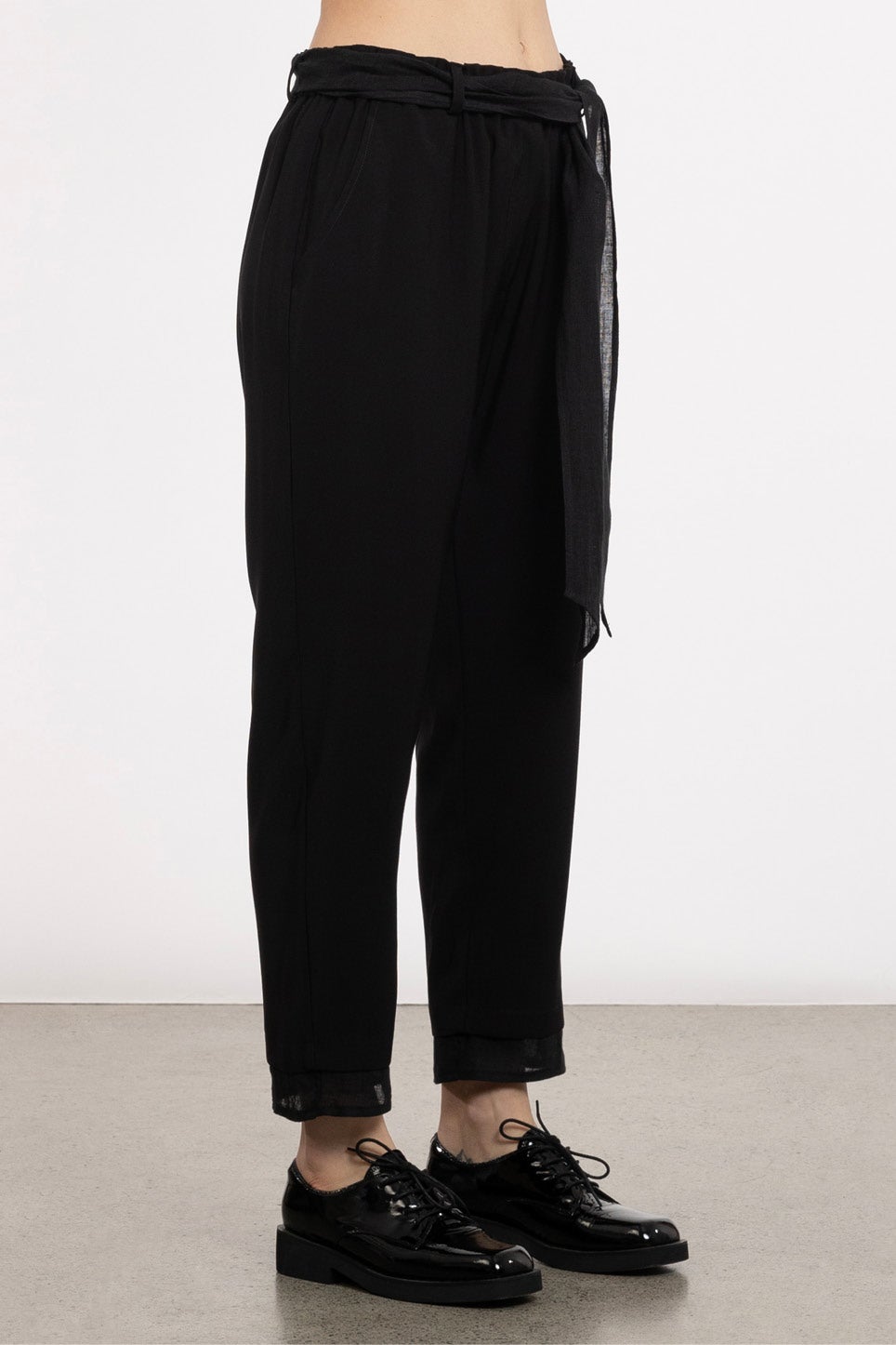 Lacie Tapered Cropped Pant in Black