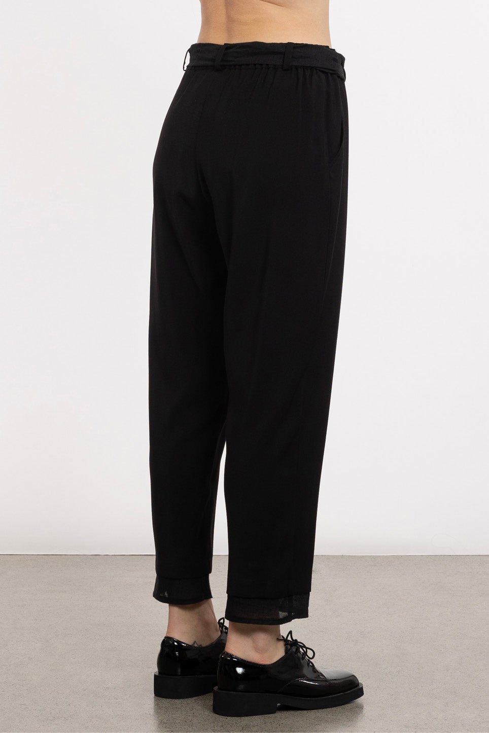 Lacie Tapered Cropped Pant in Black