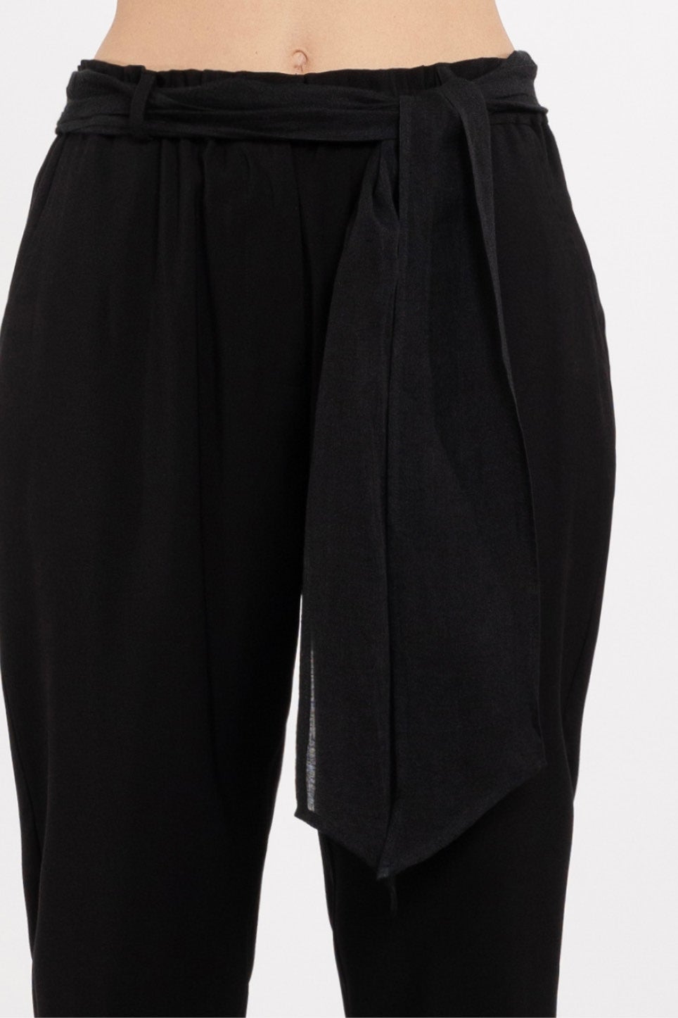 Lacie Tapered Cropped Pant in Black