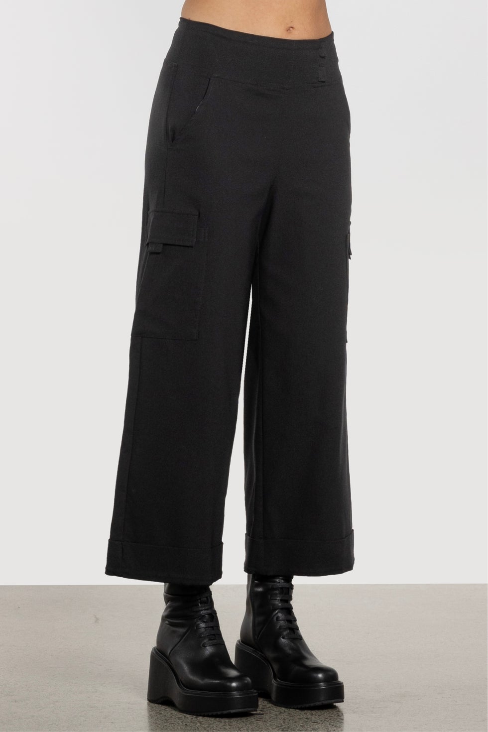 Logan Wide Leg Cropped Pant in Black