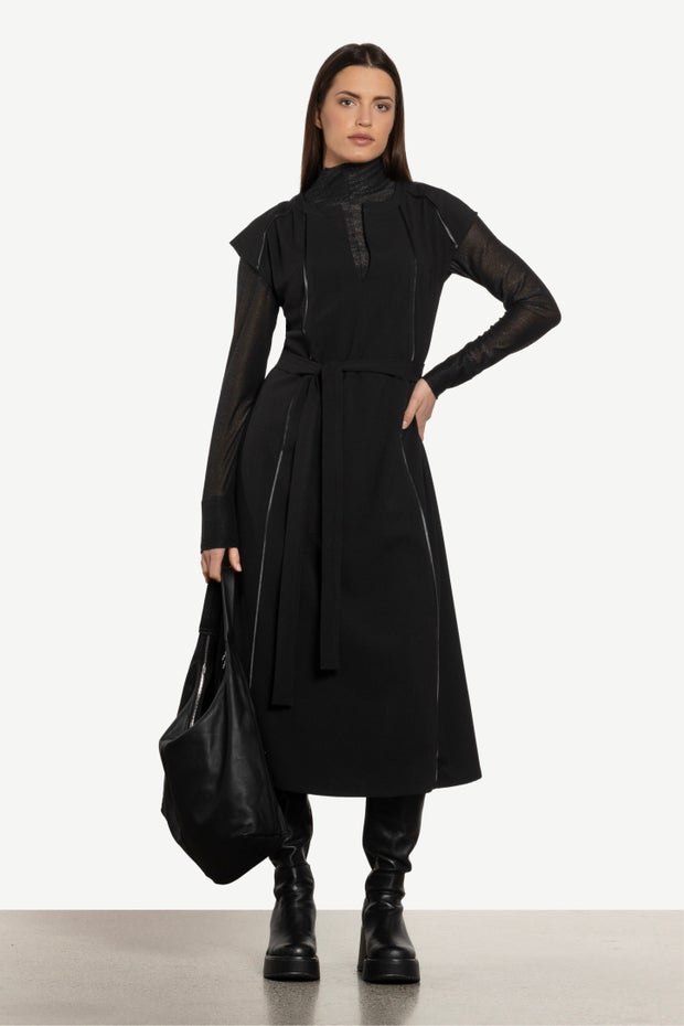 Talia V-neck Cap Sleeve Dress in Black